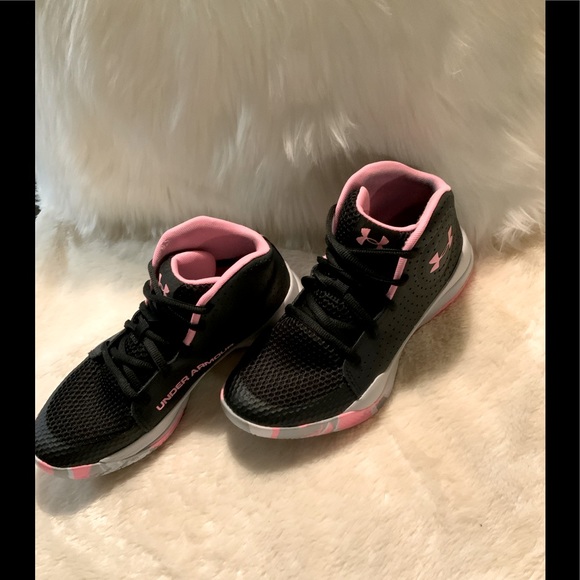 UNDER AMOUR - Black/pink boys Basketball shoes. Sz 3.5 Womens Sz 5 - Picture 1 of 6